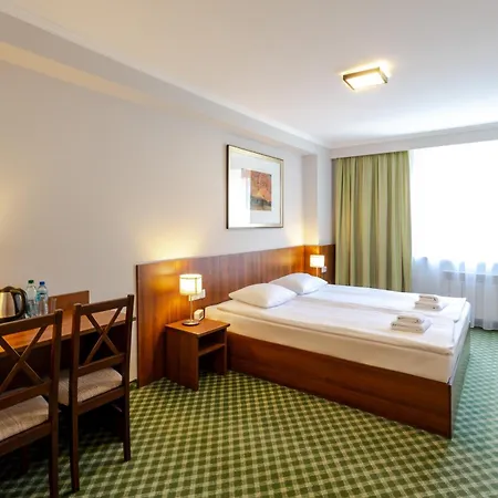 Hit & 4* ワルシャワ